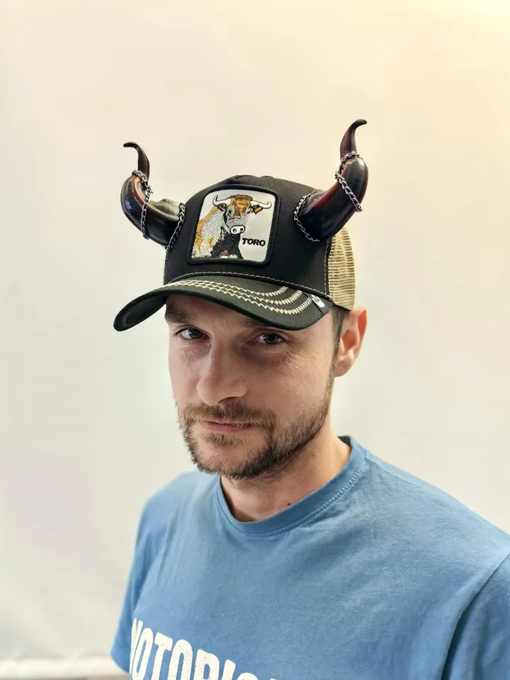Baseball cap with devil horns, with black and red bull horns for Halloween, Photoshoot, Realistic Fantasy Cosplay Horns