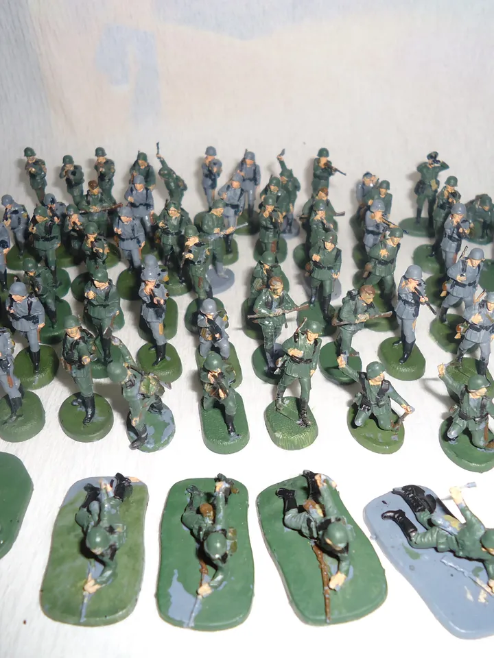 ZVEZDA 8078 GERMAN INFANTRY PLATOON 1942-1944 75 figures. Rare