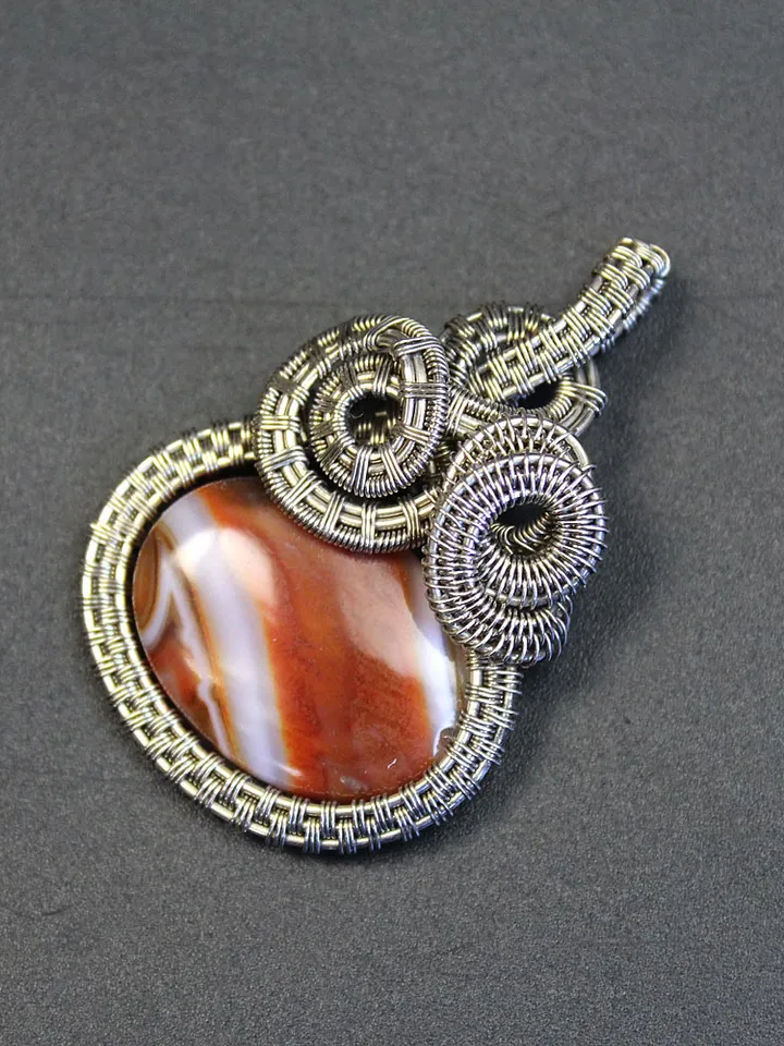 Handmade pendant made of nesilber wire with agate stone.