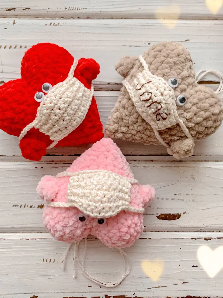 Crochet plush heart in mask, pattern PDF, digital instant download, small stuffed ornament, funny keychain Valentine’s Day, pendant on a car
