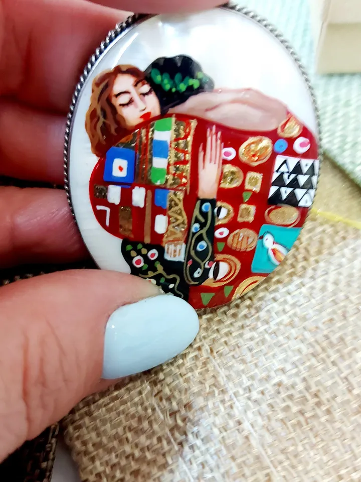 Brooches for women: The Embrace by Gustav Klimt on pearl brooches • Gorgeous brooch for lovers • Love & feelings • Painted lacquer pin