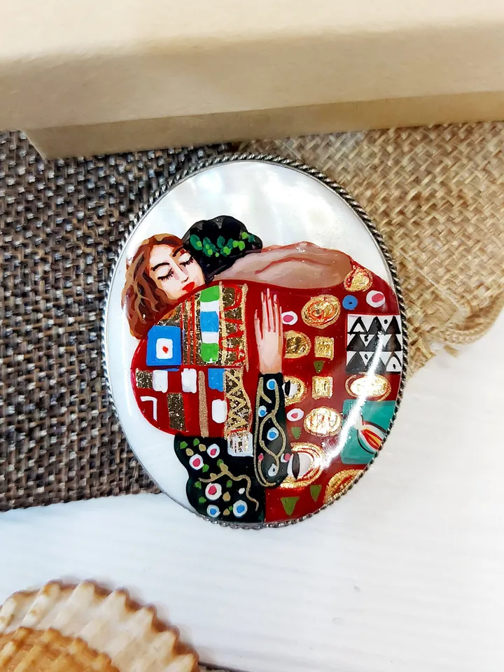 Brooches for women: The Embrace by Gustav Klimt on pearl brooches • Gorgeous brooch for lovers • Love & feelings • Painted lacquer pin