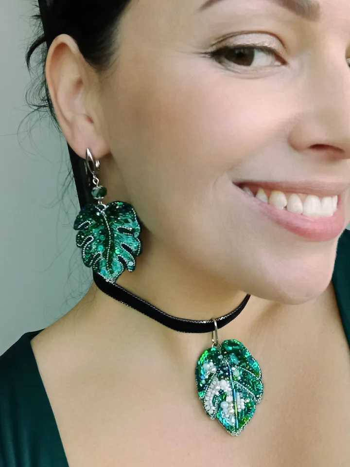 Handmade embroidered crystal monstera albo leaf necklace choker, little emerald monstera leaf pendant, monstera jewelry