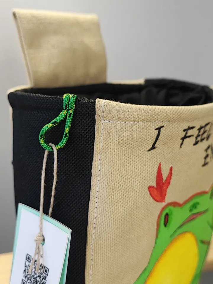 Chalk bag frog energy for rock climbing