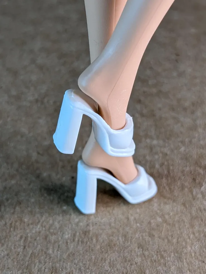 White slippers with wide heels for 1/6 scale female dolls