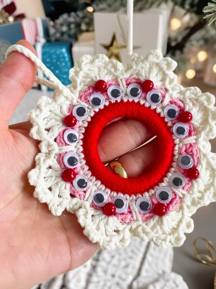 Whimsical Crochet Christmas Wreath Pattern, Fun and Festive Ornament Design, Googly Eye Decor Pattern, Easy DIY Ornament for Christmas Gift