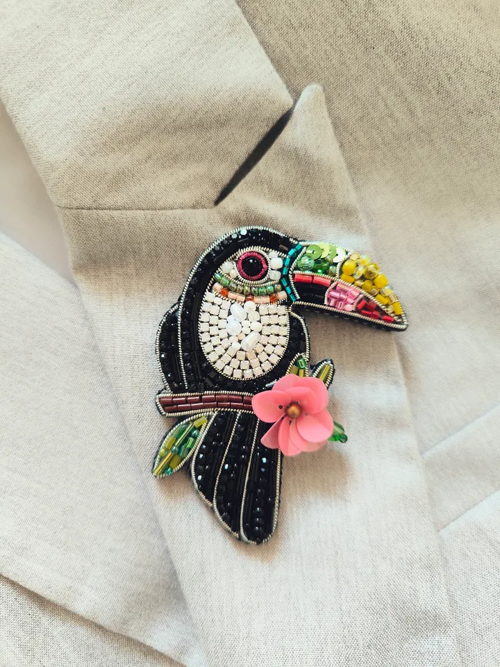 Brooch Toucan, beaded brooch, embroidered brooch, handmade design, custom brooch, green bird