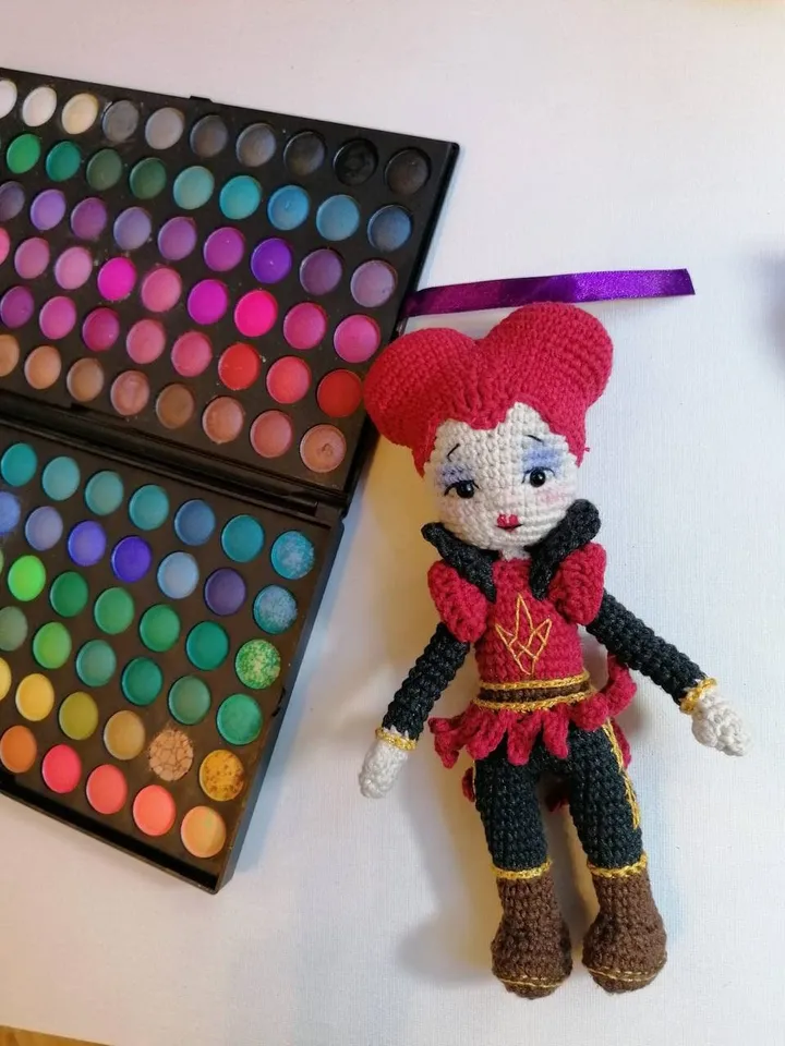 PDF Crochet Red Queen of Hearts Pattern doll, Alice in Wonderland, Red Queen Amigurumi , Pattern Crocheted doll with hair, Amigurumi doll