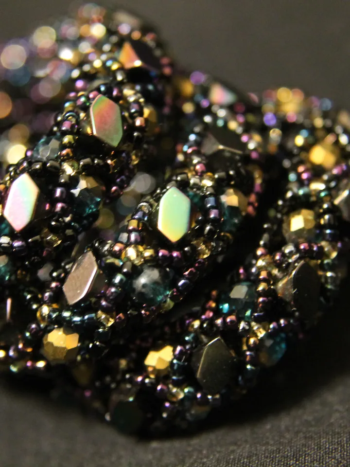 Beads necklace made of geometric hematite and emerald beads