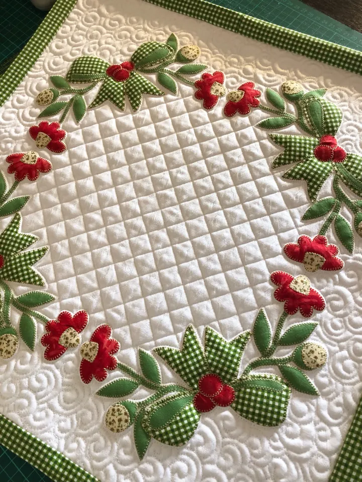 Table Topper Applique "Flower Wreath" in PDF format.