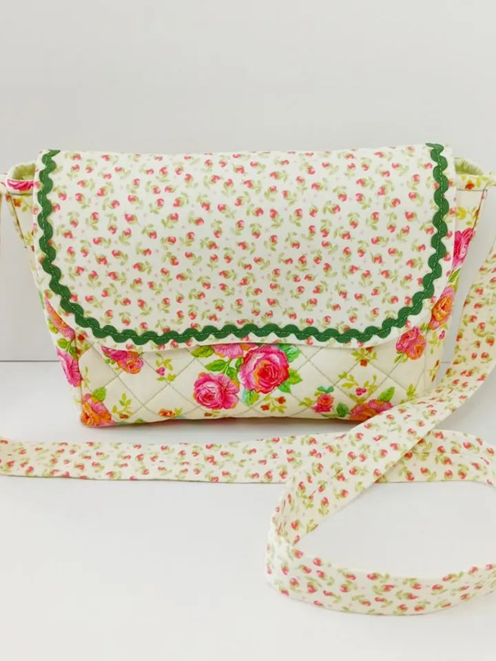 Women's shoulder bag made of natural cotton.