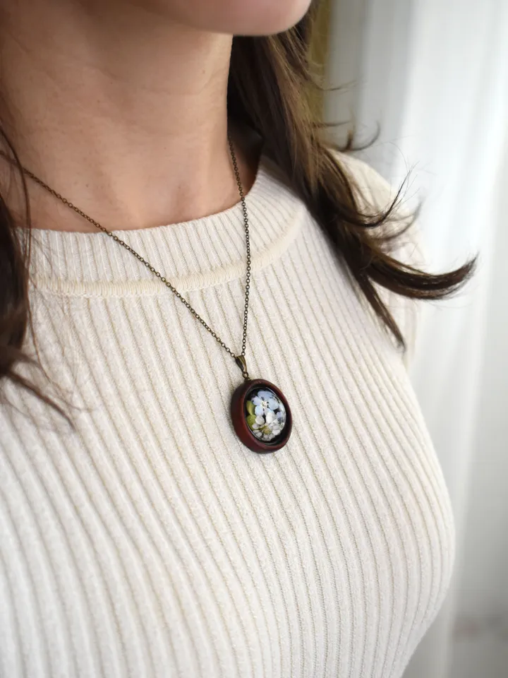 Pendant with forget-me-nots and yarrow in a wooden frame. Pendant with real forget-me-nots. Real yarrow in resin.