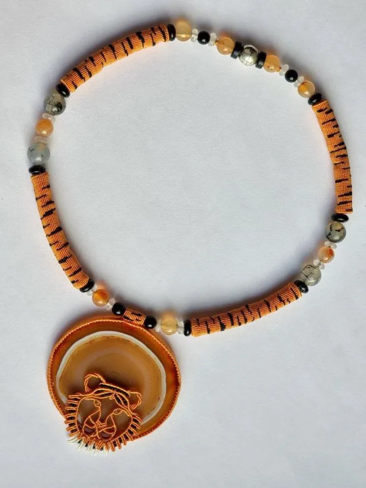 "Catch the Tiger" Macrame Necklace with Agate Slice