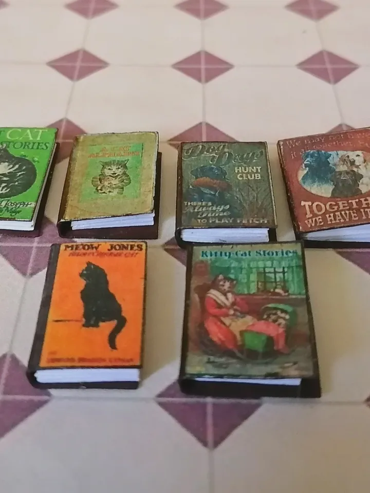 Books. A set of books. 6 items.1:12 scale.