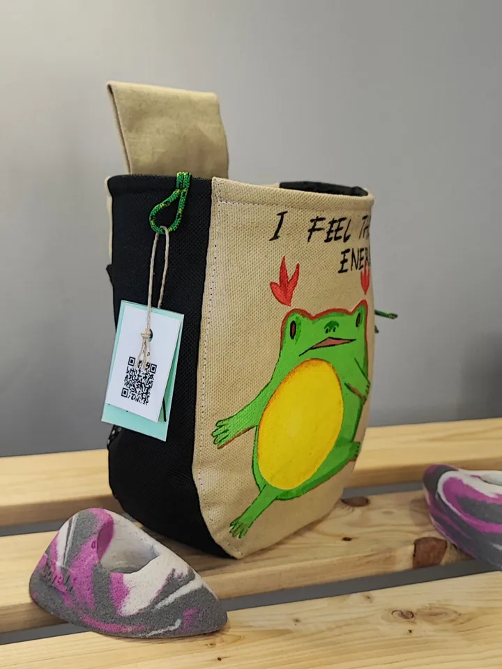 Chalk bag frog energy for rock climbing