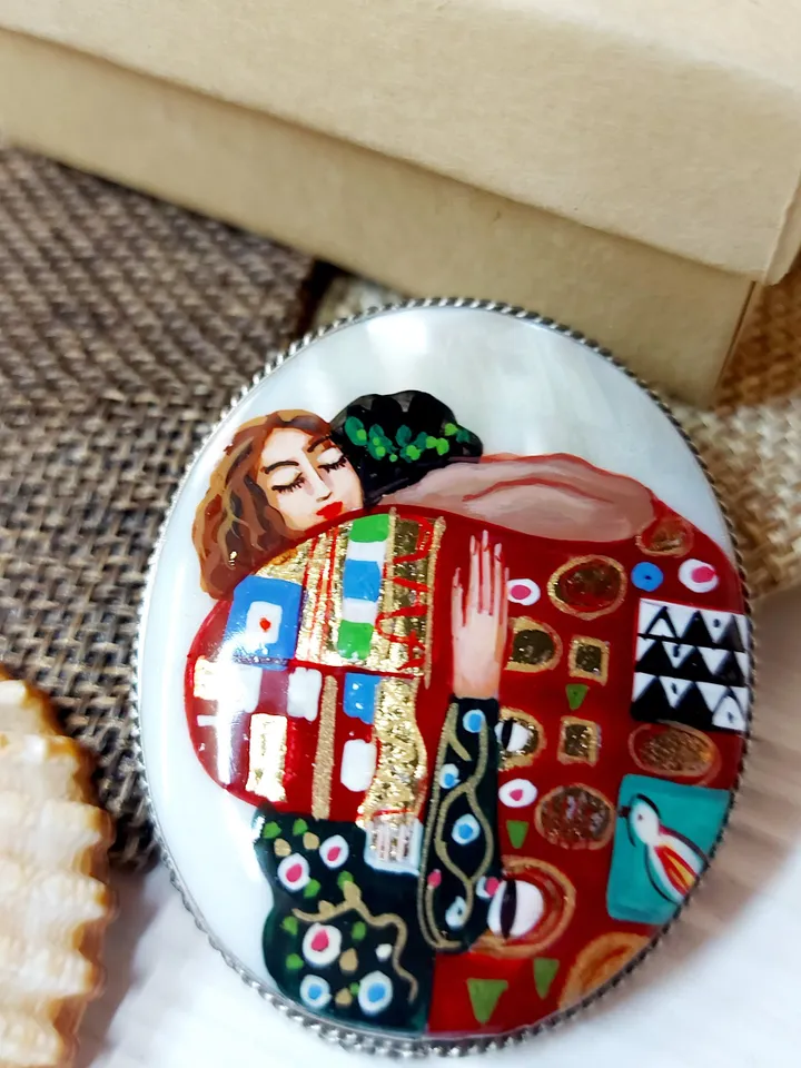 Brooches for women: The Embrace by Gustav Klimt on pearl brooches • Gorgeous brooch for lovers • Love & feelings • Painted lacquer pin
