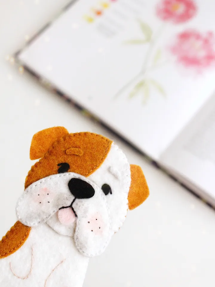 Felt long English bulldog bookmark hand sewing PDF tutorial with patterns. DIY dog breed bookmark. Book and pets lover gift. Felt school supplies