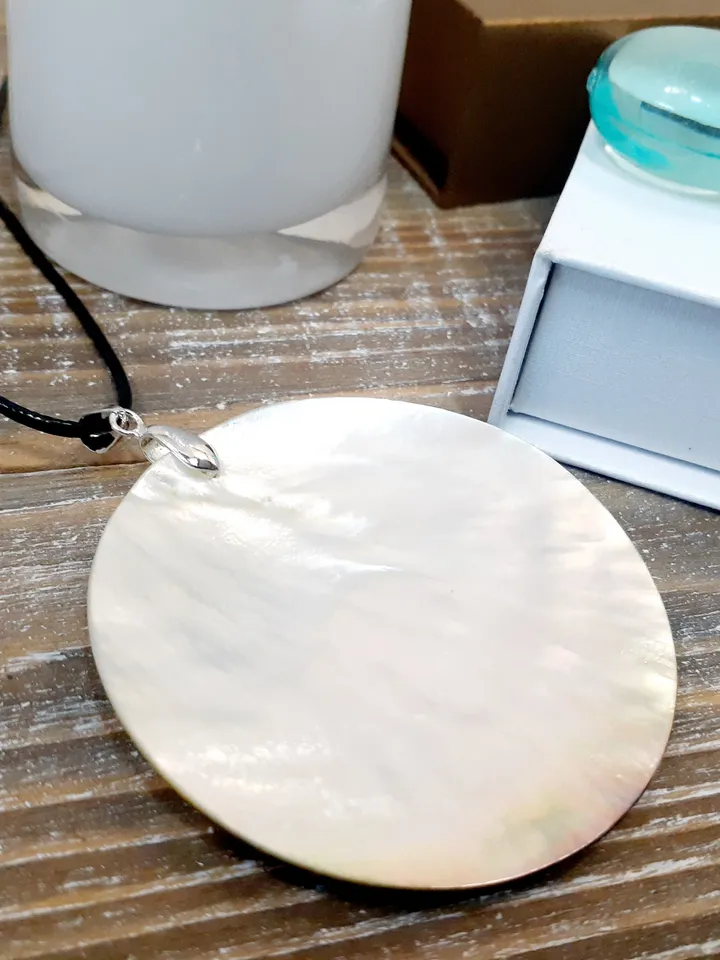 Pearl pendant necklace: The Kiss by Gustav Klimt painted on mother of pearl pendant • Aesthetic gift jewelry for passion couple in love