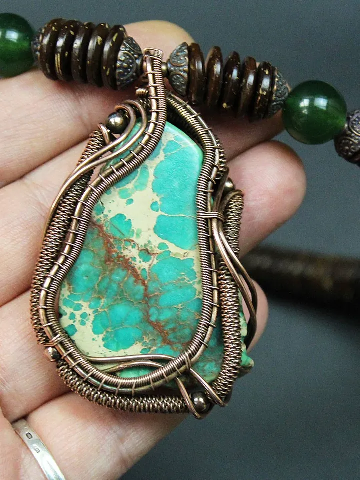 Handmade necklace with coconut and jade beads