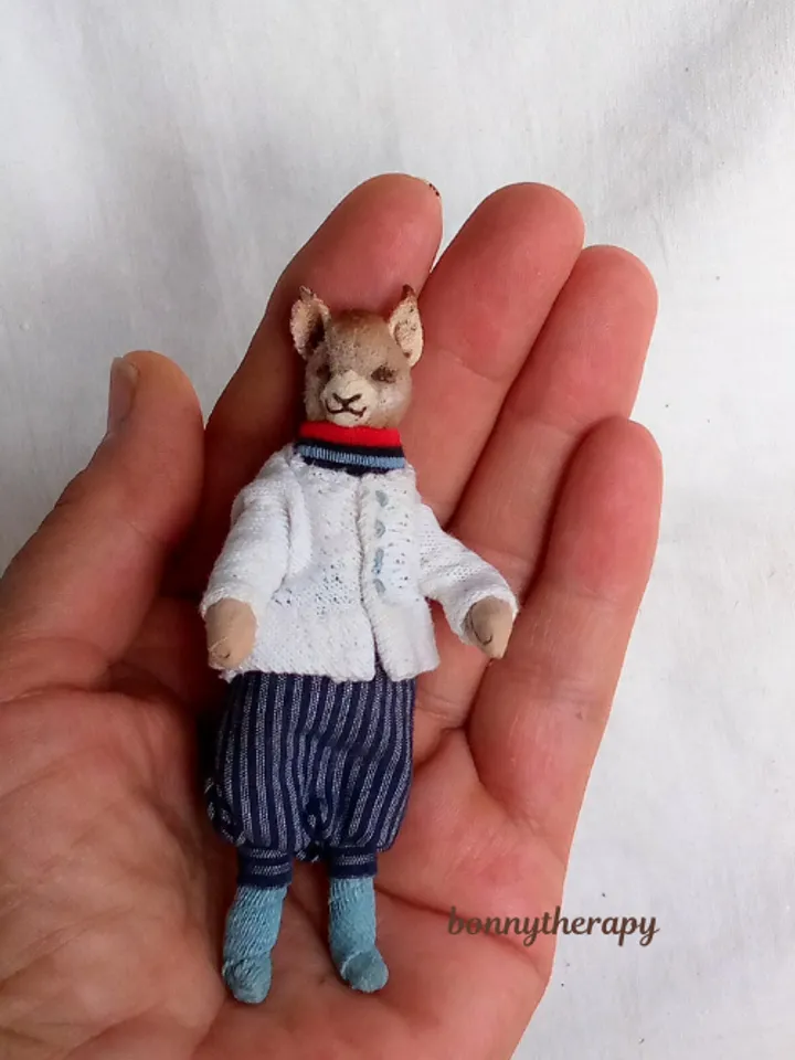 Miniature cat figurine, 8.5 cm (3.2 inches ) high