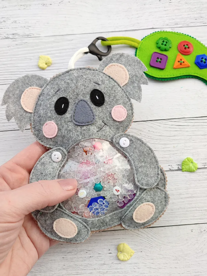 Koala I spy bag pattern for toddlers, I spy game, Busy Bag activity tutorial, Autism sensory toys for kids, Felt toy pattern, Travel Toys