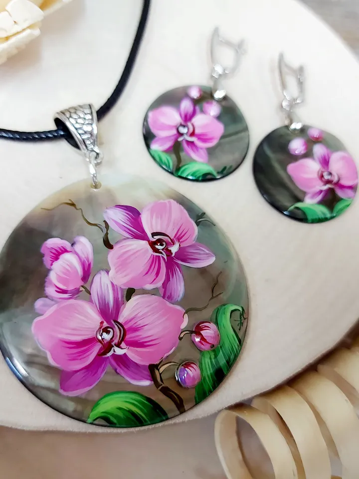 Handmade jewelry set: Pink orchids flowers on pearl pendant and earrings • Hand painted shell jewelry • unique floral set for evening dress