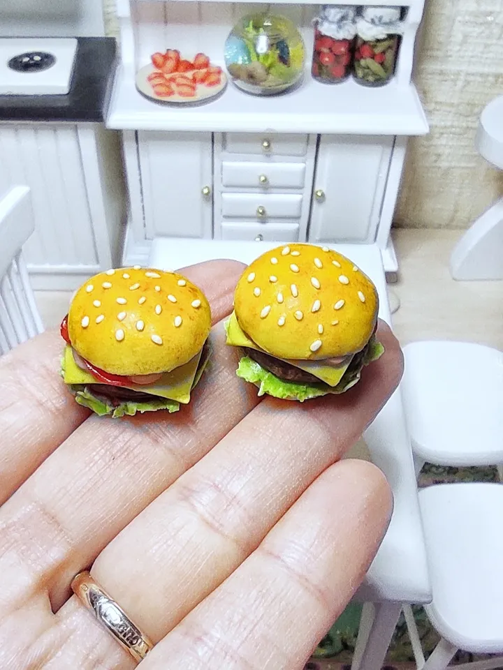 Fast food for dolls - Burger - Realistic burger - burger for dollhouse - miniature - dollhouse miniature - mini food