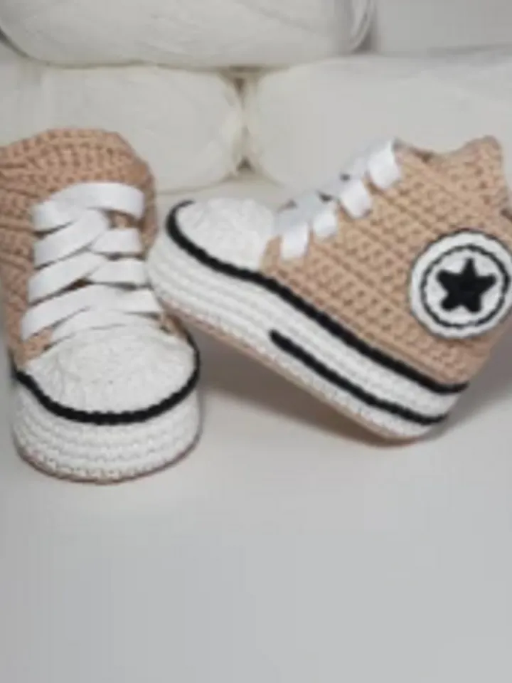 Crochet baby booties for boy or girl, neutral newborn slippers first shoes, expecting mom gift, newborn gift