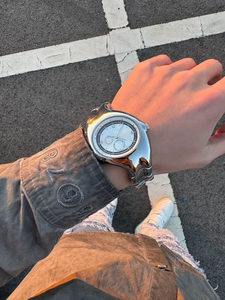 Nike Triax wristwatch: glossy silver case and dial