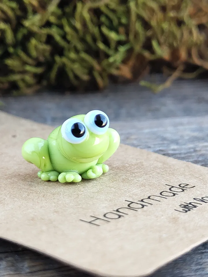 Frog gifts Frog figurine Tiny frog miniature, mini glass frog figurine, micro frog sculpture, small reptile figure Frog ornament Frog decor