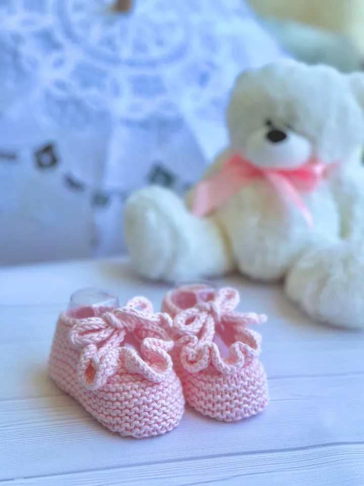 Cute PDF Newborn Booties with a Ruffle Seamless Knitting Pattern – Comfort for Your Newborn Tiny Feet with video ENG