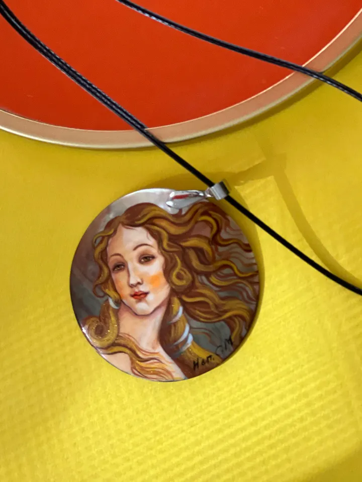 Radiant Venus: Exquisite Handcrafted Pearl Pendant - Exquisite Artistry and Tribute to Botticelli's Meticulous Artistry