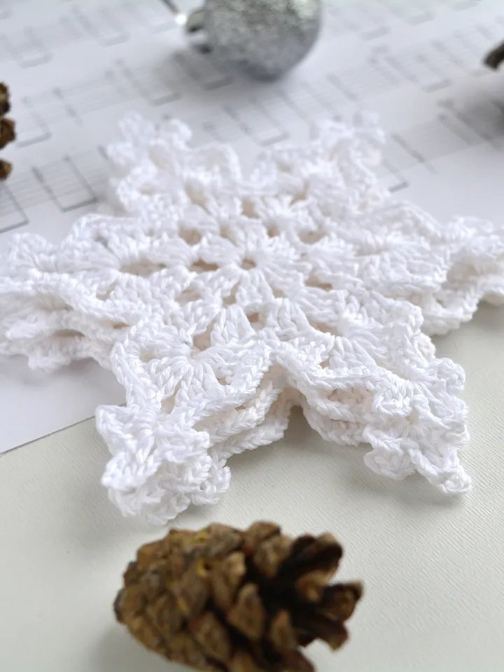 Snowflake ornament crochet pattern