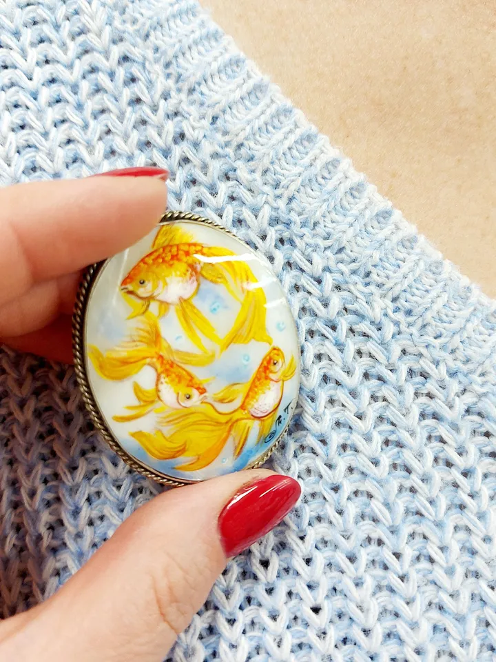 Handmade brooches for women with Lucky Goldfish: hand painted mother of pearl brooch with Guppy fish, elegant shell handmade Goldfıshes pin