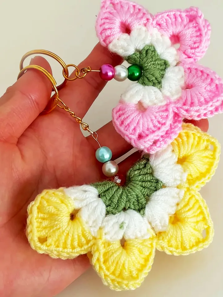 Crochet Flower Keychain Pattern, Easy PDF Tutorial for Beginners, Handmade Gift Idea for Valentineโs or Car Accessories