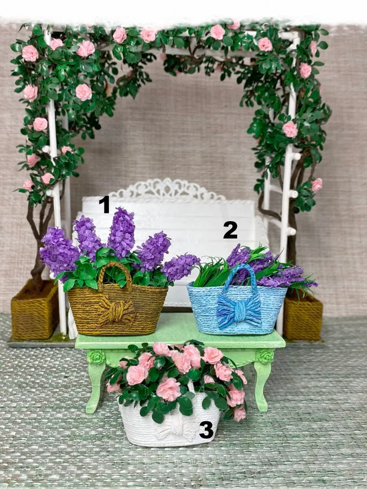 Baskets with flowers for the dollhouse. 1:12.