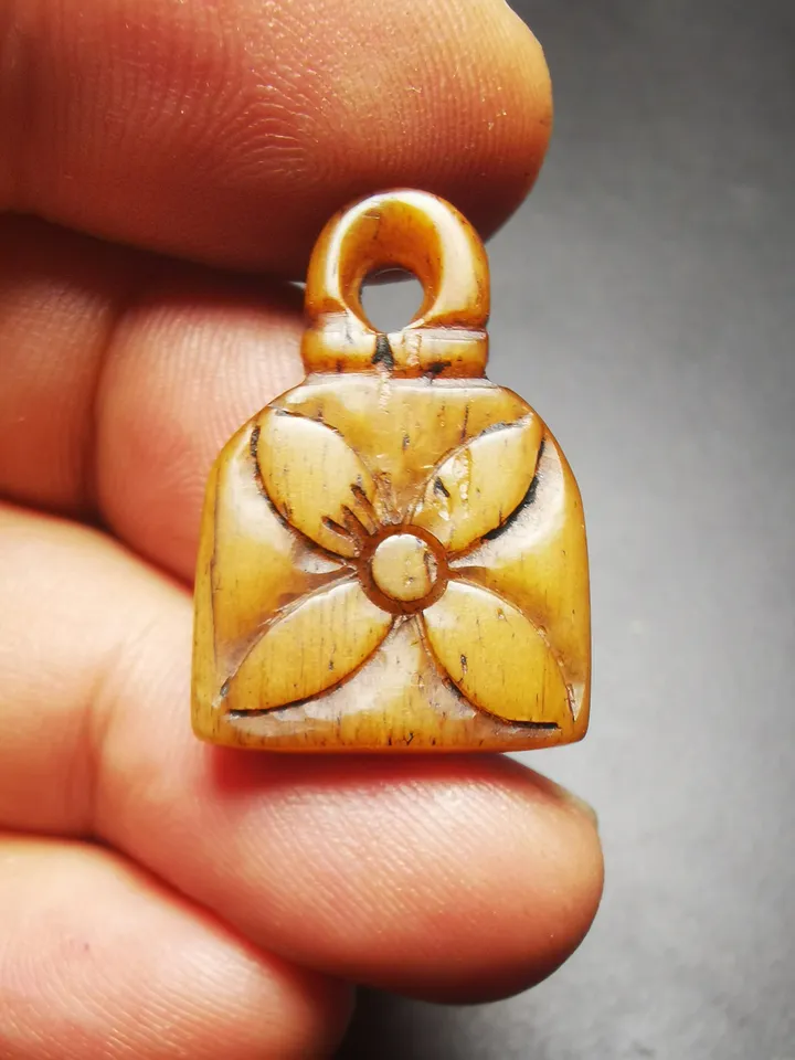 Gandhanra Tibetan Shankha Flower Amulet,Yak Bone Carved Conch Pendant, Bead Counter Clip Pendant for Mala, Prayer Bead Accessories