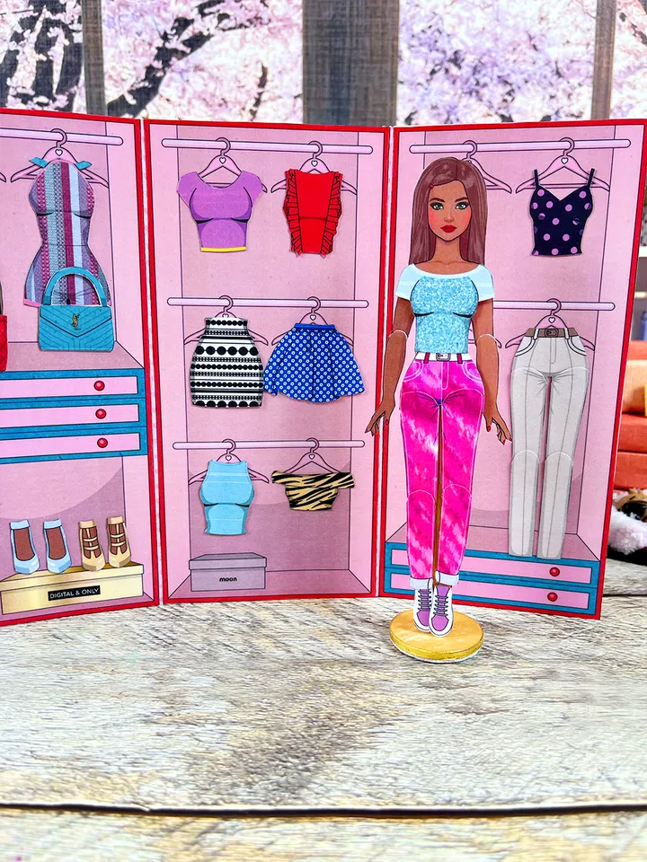 Printable paper doll with summer clothes