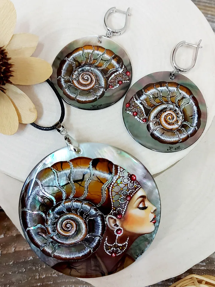 Nacre set necklace pendant and pearl earrings "Queen Ammonite". Mother-of-pearl. Hand-painted on shell. Hand painted miniature Jewelry