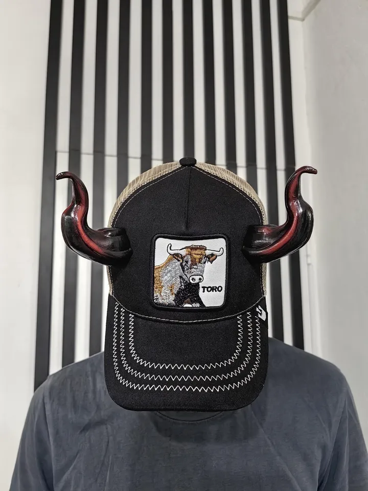 Baseball cap with devil horns, with black and red bull horns for Halloween, Photoshoot, Realistic Fantasy Cosplay Horns