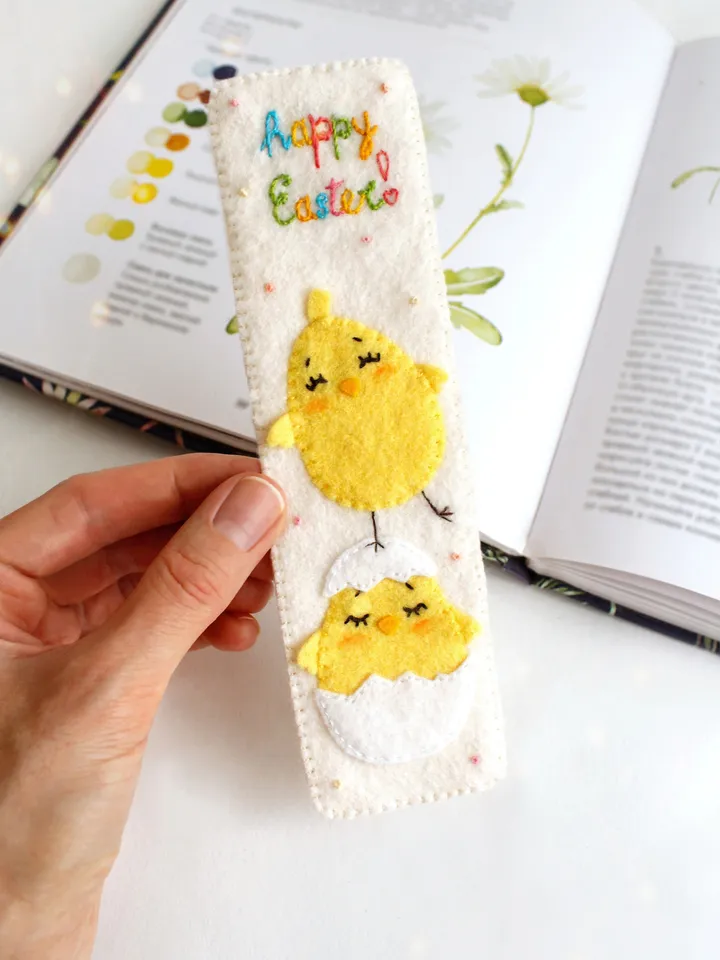 Felt "Happy Easter!" bookmark hand sewing PDF tutorial with patterns. DIY Easter ornament. Book lover gift. Felt school supplies