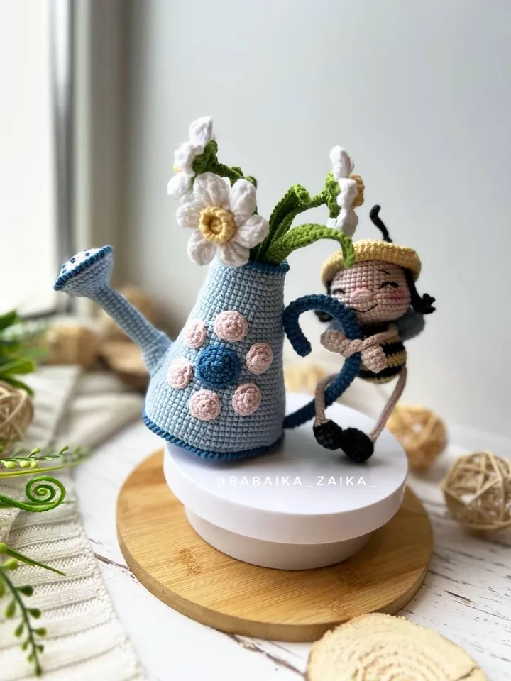PDF Crochet Pattern Spring Watering Can with a Baby Bee, Amigurumi Decor pattern, Crochet bee, Cute Bee, Doll pattern, Small Baby Toy Patter