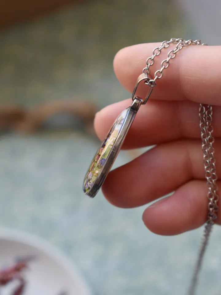 Pressed flowers Necklace. Real flower necklace. Botanical flower necklace.