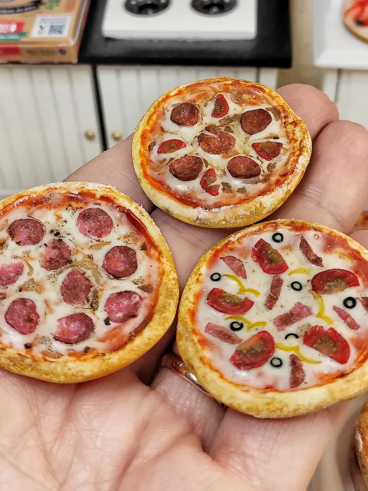 Miniature pizza, fast food for dolls, food size 1 12, scale 1 6, dollhouse miniature, mini food, mini pizza, tiny food