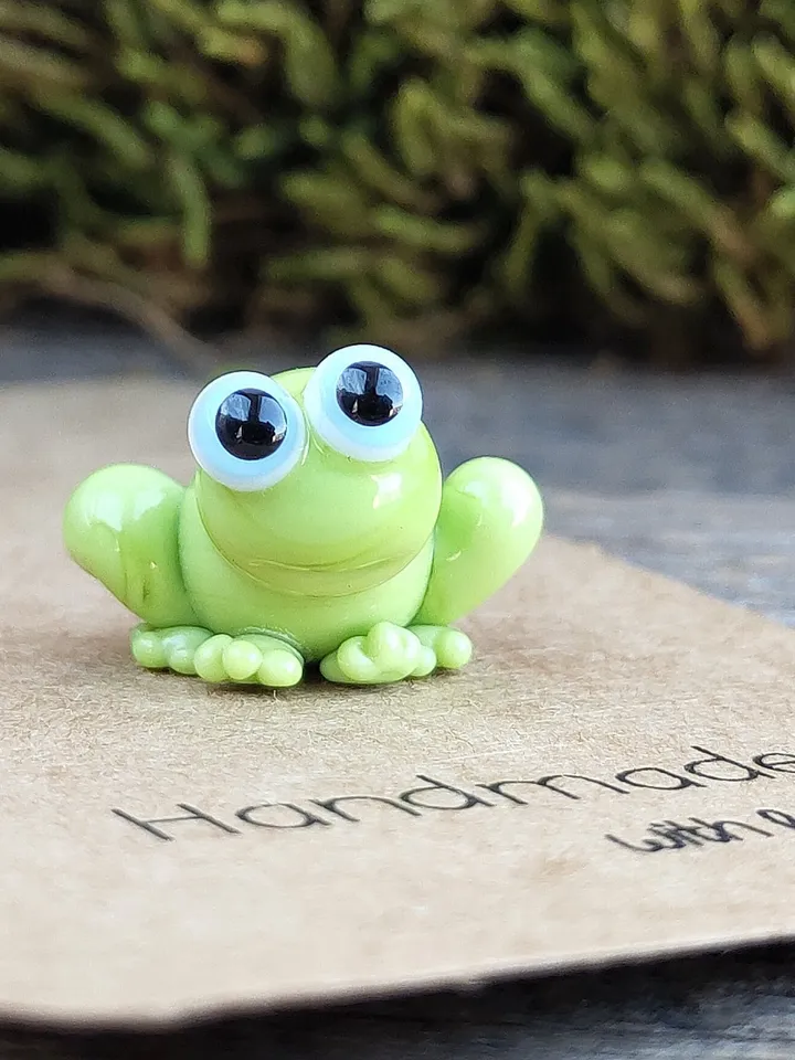 Frog gifts Frog figurine Tiny frog miniature, mini glass frog figurine, micro frog sculpture, small reptile figure Frog ornament Frog decor