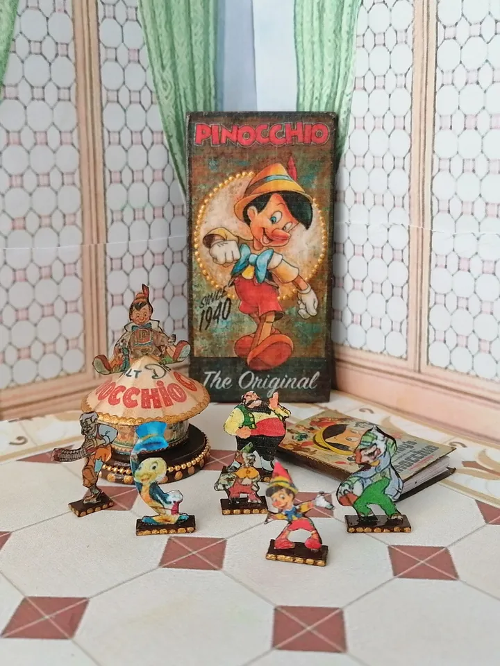 Dollhouse accessories set. Scale 1:12.