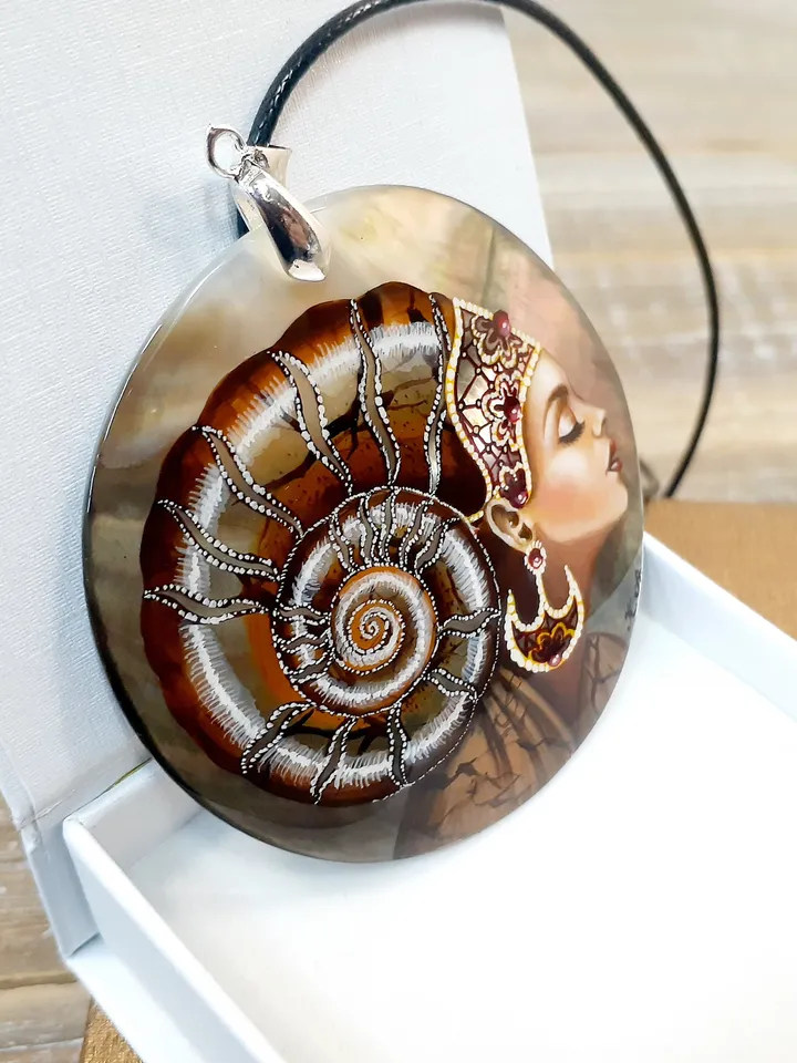 Nacre set necklace pendant and pearl earrings "Queen Ammonite". Mother-of-pearl. Hand-painted on shell. Hand painted miniature Jewelry