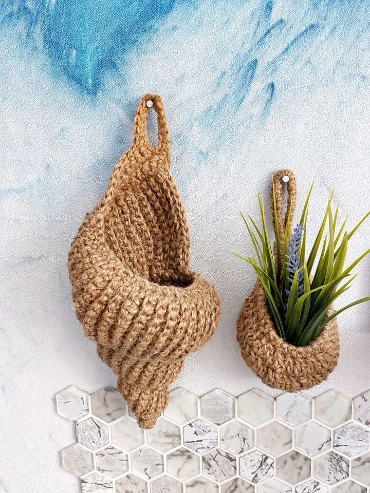 A hanging basket in the shape of a sea shell.
Handmade crocheted seashell made of jute.
Eco-friendly decor in a nautical style. Use the basket as a cachepot for small flowers, organizer for cosmetics, for combs and other items.