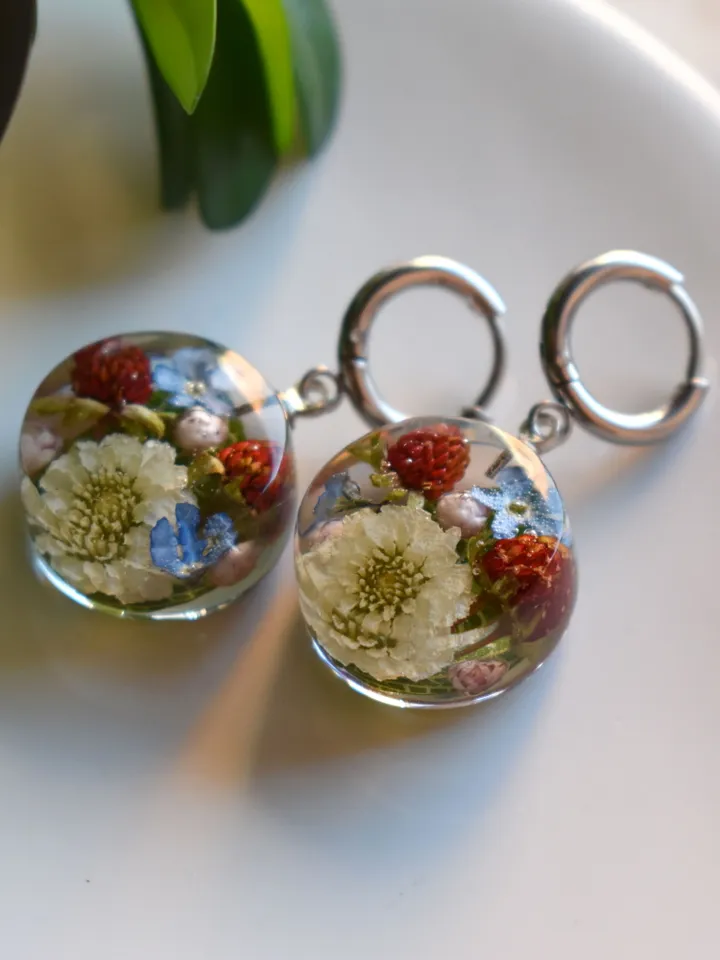 Earrings with strawberry in resin. Real pressed flower earrings. Earrings with strawberry.