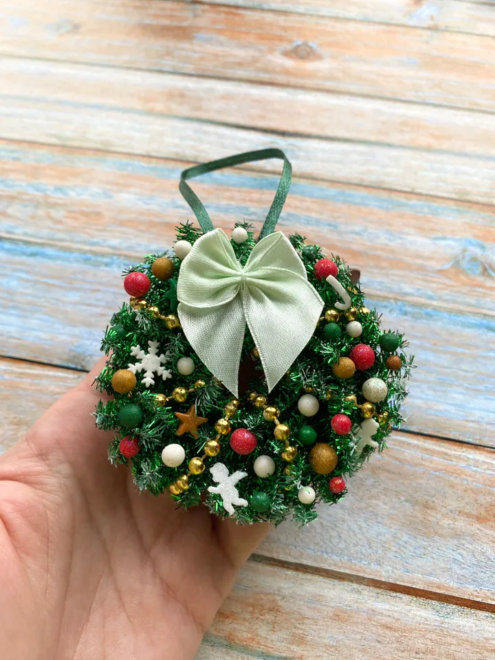 Miniature Christmas Wreath with polymer clay for Dollhouse Tree
